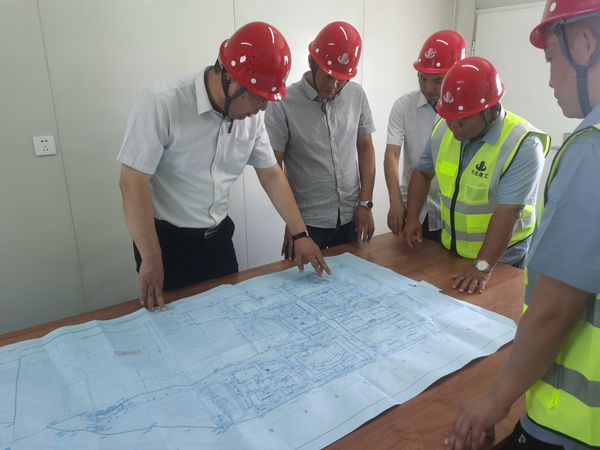 技術先行-李占武在現場與技術人員研究施工方案_副本.jpg 技術先行-李占武在現場與技術人員研究施工方案_副本.jpg